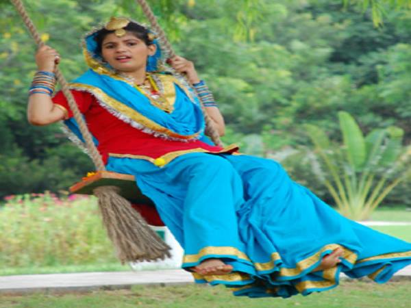 सावन की घटाओं के बीच फिर झूले का आनंद, जानिए इसका प्रेम संबंध सावन की घटाओं के बीच फिर झूले का आनंद, जानिए इसका प्रेम संबंध