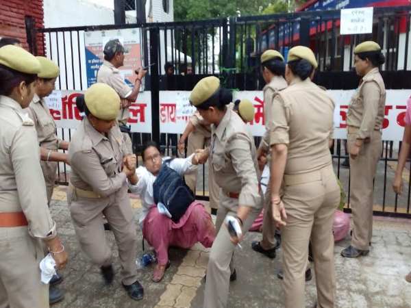 VIDEO: कॉलेज की 'मान्यता' का विवाद हुआ अमर्यादित, मोदी की काशी में छात्राओं के खींचे गए दुपट्टे VIDEO: कॉलेज की 'मान्यता' का विवाद हुआ अमर्यादित, मोदी की काशी में छात्राओं के खींचे गए दुपट्टे