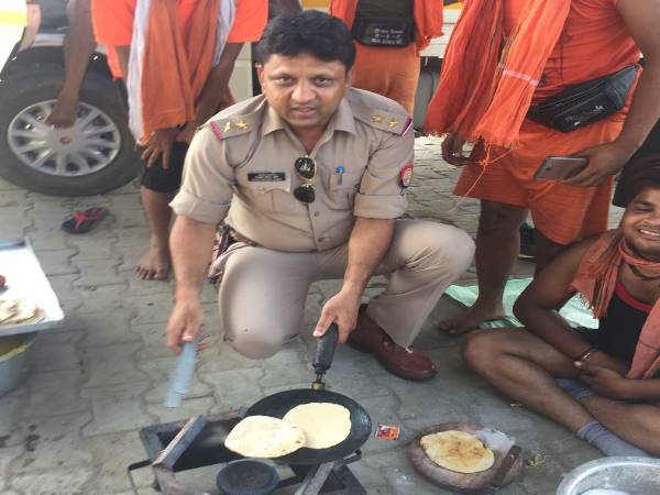 PICS: मुस्लिम दरोगा ने पेश की गंगा-जमुनी मिसाल, तस्वीरें देख बदल जाएगा नजरिया! PICS: मुस्लिम दरोगा ने पेश की गंगा-जमुनी मिसाल, तस्वीरें देख बदल जाएगा नजरिया!