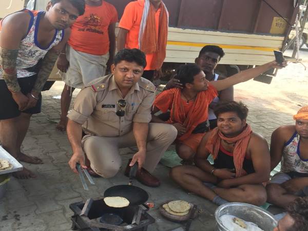 PICS: मुस्लिम दरोगा ने पेश की गंगा-जमुनी मिसाल, तस्वीरें देख बदल जाएगा नजरिया! PICS: मुस्लिम दरोगा ने पेश की गंगा-जमुनी मिसाल, तस्वीरें देख बदल जाएगा नजरिया!
