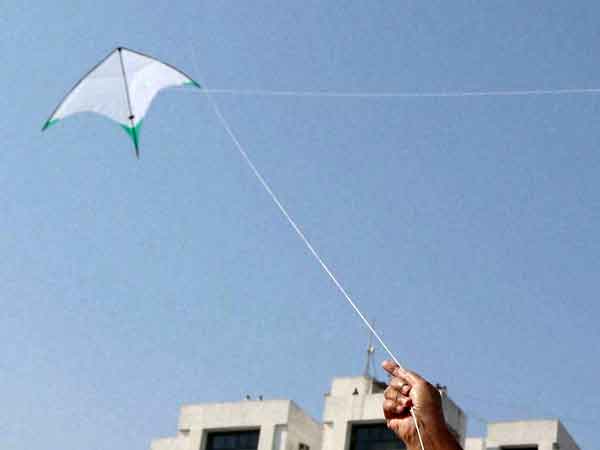 पतंग उड़ाने में इस्तेमाल होने वाली 'जानलेवा' मंझा पर रोक, नेशनल ग्रीन ट्रिब्यूनल का फैसला पतंग उड़ाने में इस्तेमाल होने वाली 'जानलेवा' मंझा पर रोक, नेशनल ग्रीन ट्रिब्यूनल का फैसला