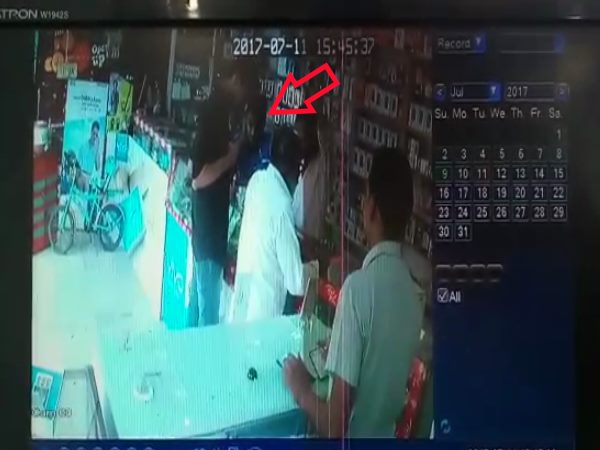VIDEO: महंगे मोबाइल के शौक ने बना दिया चोर और दोस्त ने दिखा दी दुकान VIDEO: महंगे मोबाइल के शौक ने बना दिया चोर और दोस्त ने दिखा दी दुकान