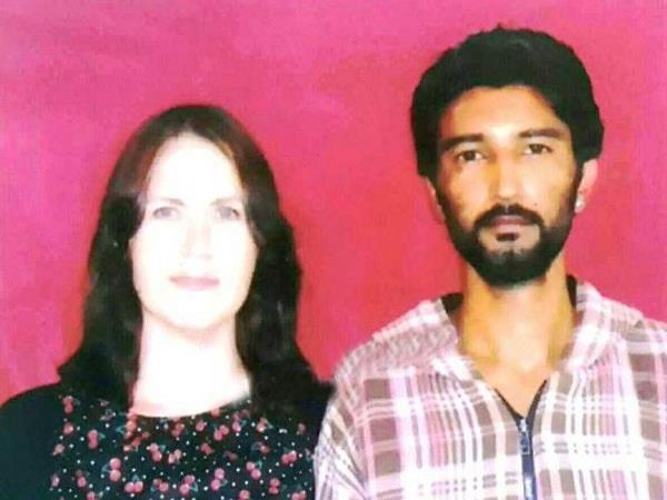 प्यार ने सिखाई हिंदी और अब तो कुल्लू के घनश्याम का पूरा ख्याल रखती है गोरी मेम प्यार ने सिखाई हिंदी और अब तो कुल्लू के घनश्याम का पूरा ख्याल रखती है गोरी मेम