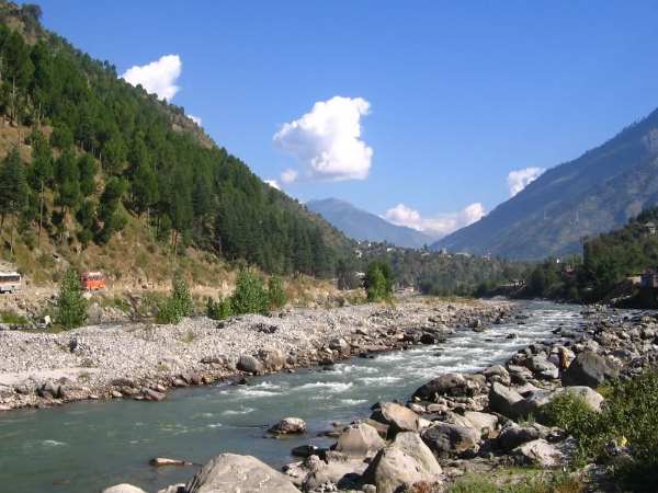 प्यार ने सिखाई हिंदी और अब तो कुल्लू के घनश्याम का पूरा ख्याल रखती है गोरी मेम प्यार ने सिखाई हिंदी और अब तो कुल्लू के घनश्याम का पूरा ख्याल रखती है गोरी मेम