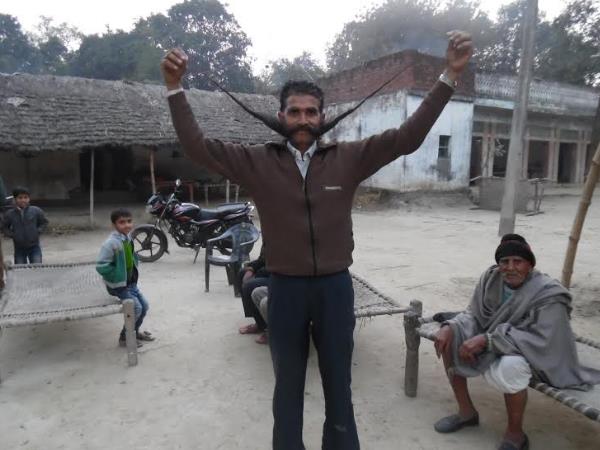 PICs: अवॉर्ड पाने के लिए 'ठाकुर' ने लौकी का तेल लगाकर इस तरह बढ़ाई अपनी मूंछ PICs: अवॉर्ड पाने के लिए 'ठाकुर' ने लौकी का तेल लगाकर इस तरह बढ़ाई अपनी मूंछ