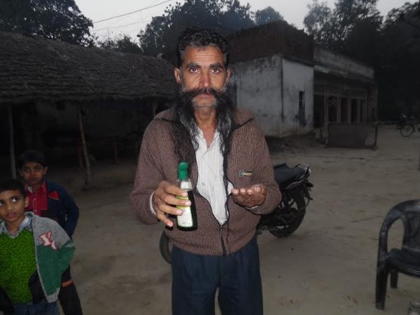 PICs: अवॉर्ड पाने के लिए 'ठाकुर' ने लौकी का तेल लगाकर इस तरह बढ़ाई अपनी मूंछ PICs: अवॉर्ड पाने के लिए 'ठाकुर' ने लौकी का तेल लगाकर इस तरह बढ़ाई अपनी मूंछ