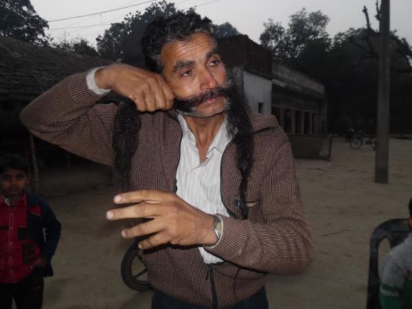 PICs: अवॉर्ड पाने के लिए 'ठाकुर' ने लौकी का तेल लगाकर इस तरह बढ़ाई अपनी मूंछ PICs: अवॉर्ड पाने के लिए 'ठाकुर' ने लौकी का तेल लगाकर इस तरह बढ़ाई अपनी मूंछ
