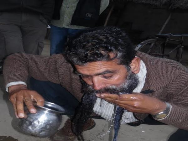 PICs: अवॉर्ड पाने के लिए 'ठाकुर' ने लौकी का तेल लगाकर इस तरह बढ़ाई अपनी मूंछ PICs: अवॉर्ड पाने के लिए 'ठाकुर' ने लौकी का तेल लगाकर इस तरह बढ़ाई अपनी मूंछ