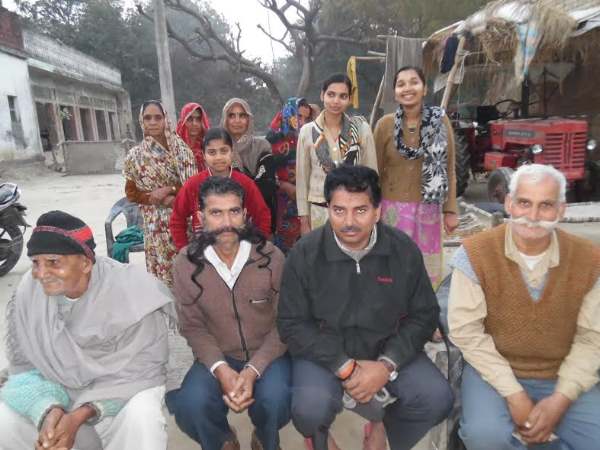 PICs: अवॉर्ड पाने के लिए 'ठाकुर' ने लौकी का तेल लगाकर इस तरह बढ़ाई अपनी मूंछ PICs: अवॉर्ड पाने के लिए 'ठाकुर' ने लौकी का तेल लगाकर इस तरह बढ़ाई अपनी मूंछ