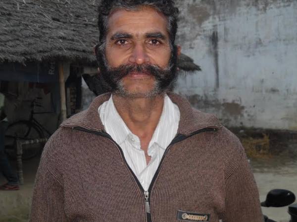 PICs: अवॉर्ड पाने के लिए 'ठाकुर' ने लौकी का तेल लगाकर इस तरह बढ़ाई अपनी मूंछ PICs: अवॉर्ड पाने के लिए 'ठाकुर' ने लौकी का तेल लगाकर इस तरह बढ़ाई अपनी मूंछ