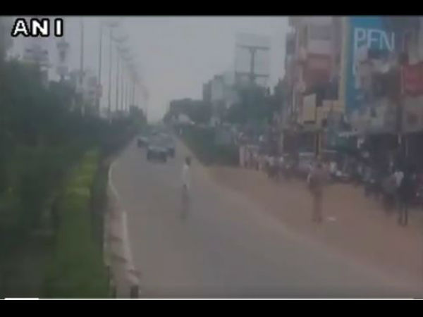 WATCH: Policeman slaps a man for crossing the road just as CM Chandrababu Naidu's convoy WATCH: Policeman slaps a man for crossing the road just as CM Chandrababu Naidu's convoy