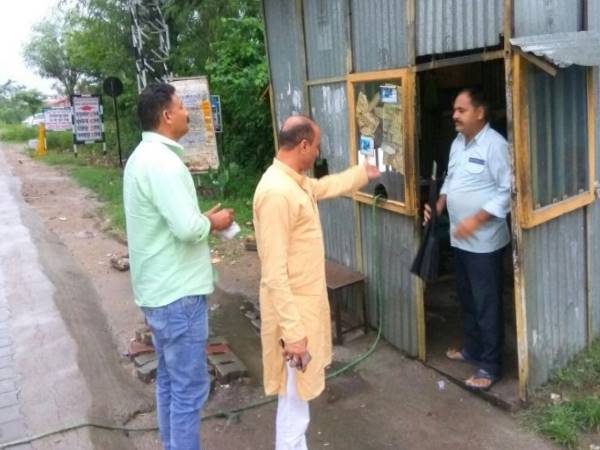 चुटकी बजाकर विधायक जी बोले- 'मैं MLA हूं नहीं दूंगा टोल टैक्स' चुटकी बजाकर विधायक जी बोले- 'मैं MLA हूं नहीं दूंगा टोल टैक्स'