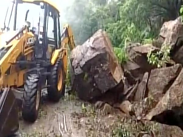 माउंट आबू में बाढ़ और लैंडस्लाइड से हालात खराब, 2000 पर्यटक फंसे माउंट आबू में बाढ़ और लैंडस्लाइड से हालात खराब, 2000 पर्यटक फंसे