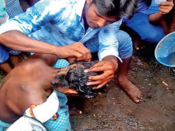 अकेली लड़की देख प्रपोज करने लगे नेता जी, गांव वालों ने किया ऐसा हाल मुंह छापते गए घर अकेली लड़की देख प्रपोज करने लगे नेता जी, गांव वालों ने किया ऐसा हाल मुंह छापते गए घर