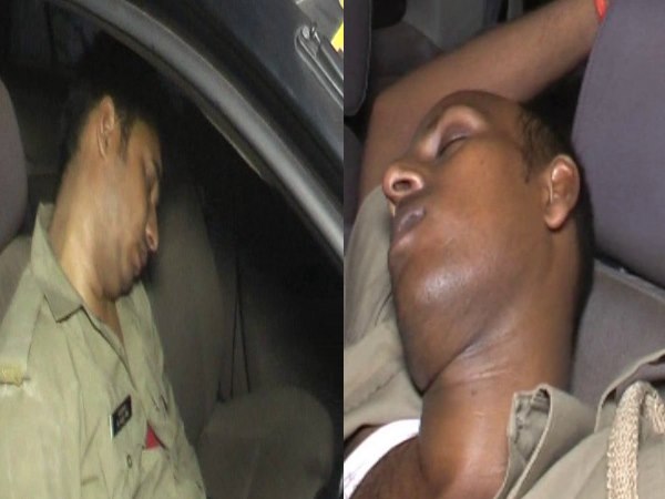 VIDEO: सुस्त यूपी पुलिस का सो रहा है जवान, कोई हल्ला नहीं करेगा! VIDEO: सुस्त यूपी पुलिस का सो रहा है जवान, कोई हल्ला नहीं करेगा!