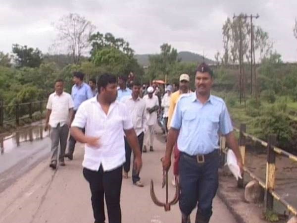 नदी किनारे बीवी से हुआ झगड़ा, बेटी को ले पति पानी में कूदा नदी किनारे बीवी से हुआ झगड़ा, बेटी को ले पति पानी में कूदा