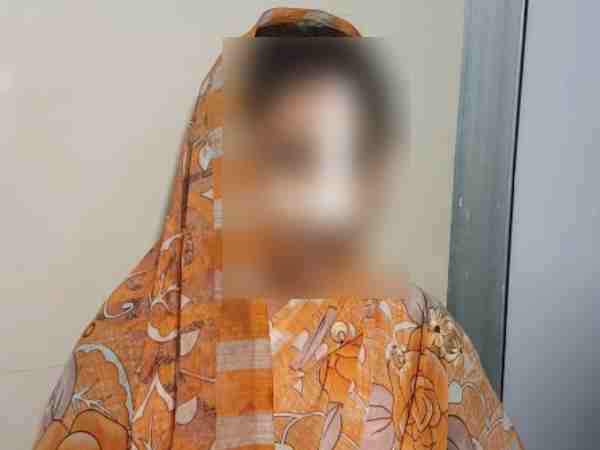 रेप के दौरान खेत में महिला चीखी तो पोस्टमास्टर ने काट ली नाक रेप के दौरान खेत में महिला चीखी तो पोस्टमास्टर ने काट ली नाक