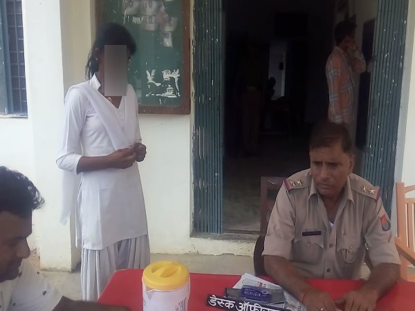 धार्मिक कार्यक्रम में गए मां-बाप तो घर में अकेली बेटी को पहले डराया फिर किया बारी-बारी रेप धार्मिक कार्यक्रम में गए मां-बाप तो घर में अकेली बेटी को पहले डराया फिर किया बारी-बारी रेप