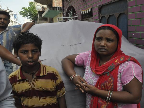 PICs: सीने पर लिखा था मकान मालकिन का नाम, चौखट पर लटकी थी लाश PICs: सीने पर लिखा था मकान मालकिन का नाम, चौखट पर लटकी थी लाश