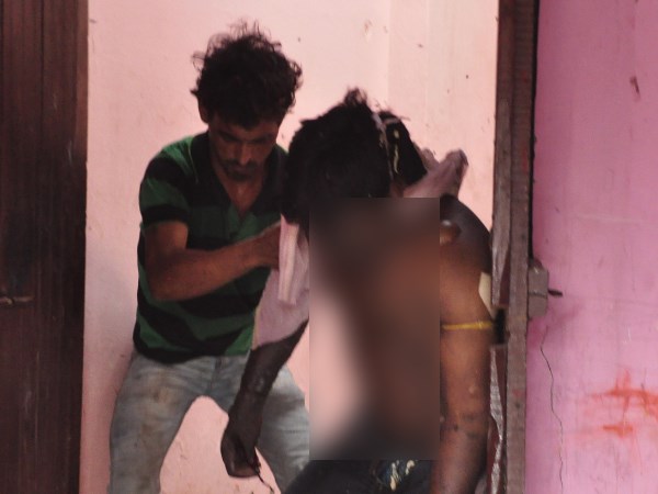 PICs: सीने पर लिखा था मकान मालकिन का नाम, चौखट पर लटकी थी लाश PICs: सीने पर लिखा था मकान मालकिन का नाम, चौखट पर लटकी थी लाश