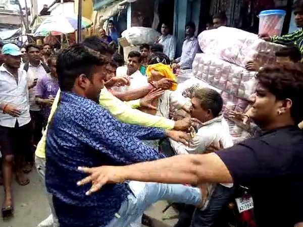 सेल्समैन को सब लगे पीटने, सिगरेट लेकर कह रहा था खरीदो! सेल्समैन को सब लगे पीटने, सिगरेट लेकर कह रहा था खरीदो!