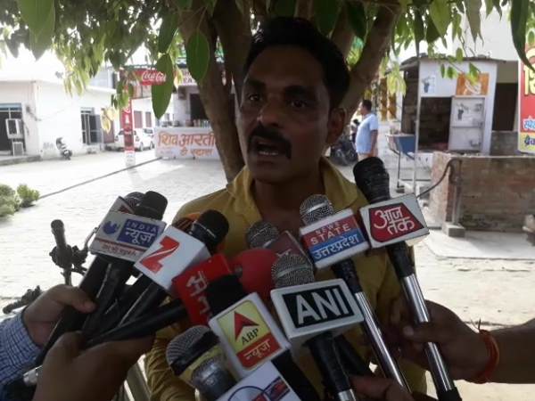 भाई ने बताई संदिग्ध आतंकी संदीप की हिस्ट्री, 'वकील साहब ने भेजा था कश्मीर' भाई ने बताई संदिग्ध आतंकी संदीप की हिस्ट्री, 'वकील साहब ने भेजा था कश्मीर'