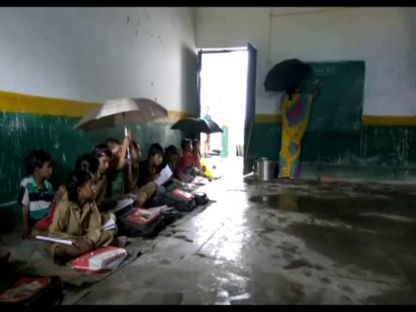 VIDEO: स्कूल नहीं मौत के मुंह में आते हैं छोटे-छोटे बच्चे, ये कैसी पढ़ाई? VIDEO: स्कूल नहीं मौत के मुंह में आते हैं छोटे-छोटे बच्चे, ये कैसी पढ़ाई?