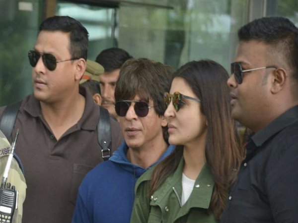 PICs: 'जब हैरी मेट सेजल' के लिए काशी पहुंचे शाहरुख-अनुष्का PICs: 'जब हैरी मेट सेजल' के लिए काशी पहुंचे शाहरुख-अनुष्का