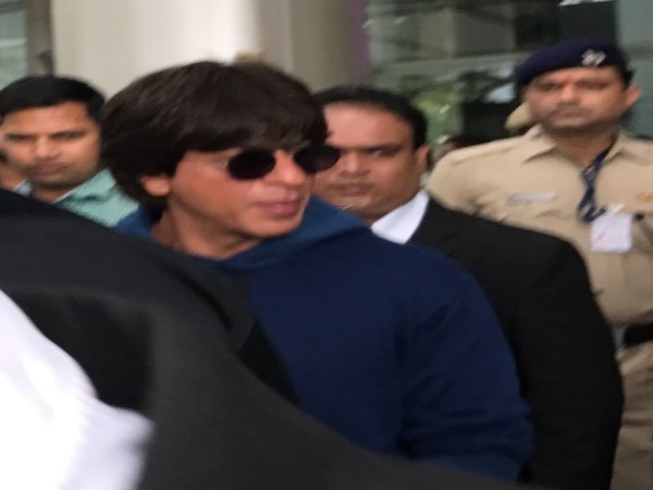 PICs: 'जब हैरी मेट सेजल' के लिए काशी पहुंचे शाहरुख-अनुष्का PICs: 'जब हैरी मेट सेजल' के लिए काशी पहुंचे शाहरुख-अनुष्का
