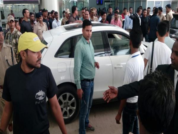 PICs: 'जब हैरी मेट सेजल' के लिए काशी पहुंचे शाहरुख-अनुष्का PICs: 'जब हैरी मेट सेजल' के लिए काशी पहुंचे शाहरुख-अनुष्का