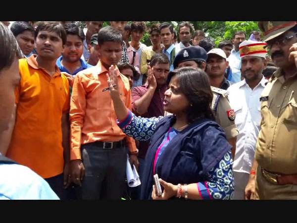 VIDEO: सिटी मजिस्ट्रेट की बच्चों को चेतावनी, कहा- ऐसे अधिकारी नहीं बन पाओगे! VIDEO: सिटी मजिस्ट्रेट की बच्चों को चेतावनी, कहा- ऐसे अधिकारी नहीं बन पाओगे!