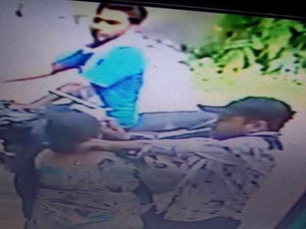 VIDEO: कैमरे में कैद चेन स्नैचिंग की घटना, देखिए महिला के वो दस सेकेंड VIDEO: कैमरे में कैद चेन स्नैचिंग की घटना, देखिए महिला के वो दस सेकेंड