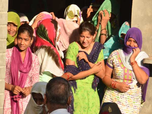 PICs: शहीद बेटे को दी गई श्रद्धांजलि, सबकी आंखे हुईं नम PICs: शहीद बेटे को दी गई श्रद्धांजलि, सबकी आंखे हुईं नम