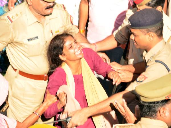 PICs: शहीद बेटे को दी गई श्रद्धांजलि, सबकी आंखे हुईं नम PICs: शहीद बेटे को दी गई श्रद्धांजलि, सबकी आंखे हुईं नम