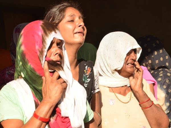 PICs: शहीद बेटे को दी गई श्रद्धांजलि, सबकी आंखे हुईं नम PICs: शहीद बेटे को दी गई श्रद्धांजलि, सबकी आंखे हुईं नम