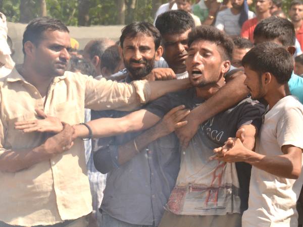 PICs: शहीद बेटे को दी गई श्रद्धांजलि, सबकी आंखे हुईं नम PICs: शहीद बेटे को दी गई श्रद्धांजलि, सबकी आंखे हुईं नम