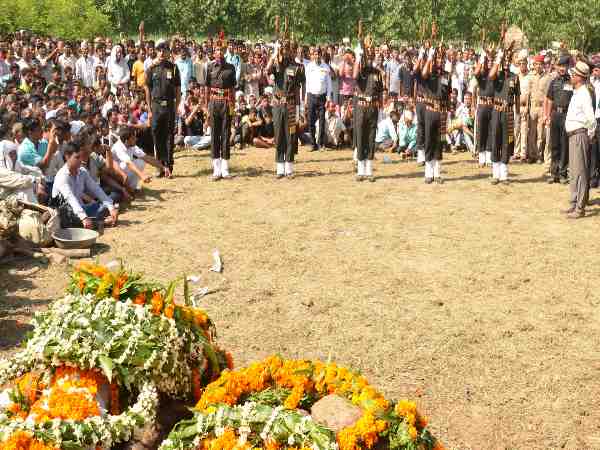 PICs: शहीद बेटे को दी गई श्रद्धांजलि, सबकी आंखे हुईं नम PICs: शहीद बेटे को दी गई श्रद्धांजलि, सबकी आंखे हुईं नम