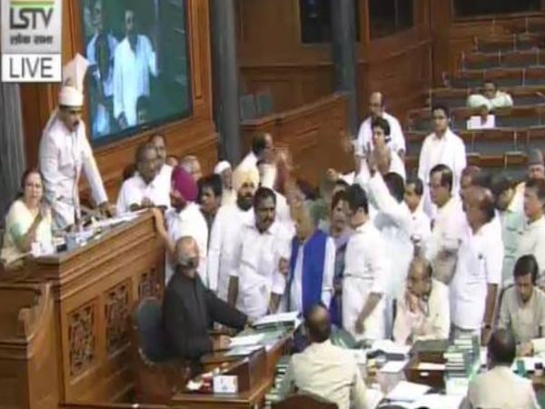कांग्रेस के 6 सांसदों को मिली कागज फेंकने की सजा, 5 दिन के लिए सस्पेंड कांग्रेस के 6 सांसदों को मिली कागज फेंकने की सजा, 5 दिन के लिए सस्पेंड