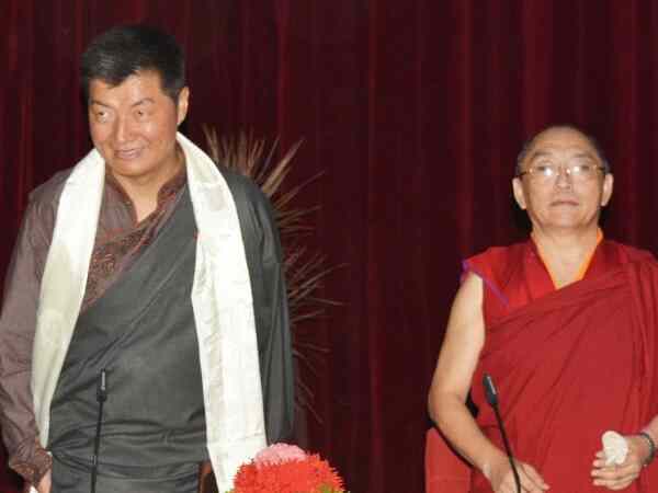 चीन से परेशान तिब्बती छात्र ने 'PM' के आने पर खुद को लगाई आग चीन से परेशान तिब्बती छात्र ने 'PM' के आने पर खुद को लगाई आग