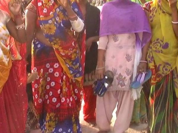 गांव में ही महिला सरपंच को चप्पल हाथ में लेकर निकलना पड़ता है गांव में ही महिला सरपंच को चप्पल हाथ में लेकर निकलना पड़ता है