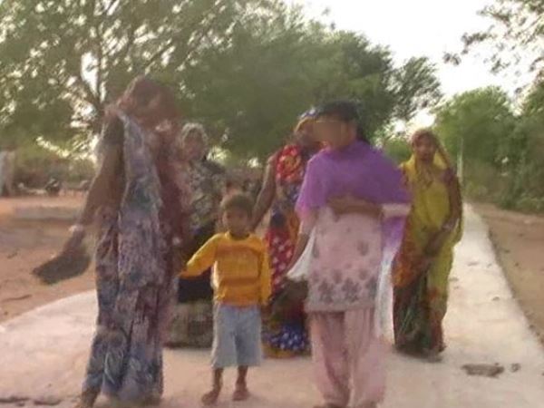 गांव में ही महिला सरपंच को चप्पल हाथ में लेकर निकलना पड़ता है गांव में ही महिला सरपंच को चप्पल हाथ में लेकर निकलना पड़ता है