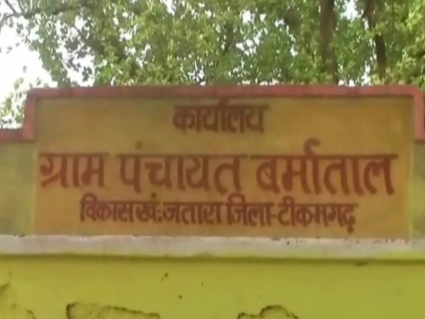 गांव में ही महिला सरपंच को चप्पल हाथ में लेकर निकलना पड़ता है गांव में ही महिला सरपंच को चप्पल हाथ में लेकर निकलना पड़ता है