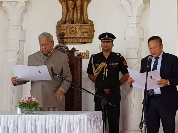 नागालैंड: विद्रोह के बीच टीआर जेलियांग ने ली सीएम पद की शपथ नागालैंड: विद्रोह के बीच टीआर जेलियांग ने ली सीएम पद की शपथ