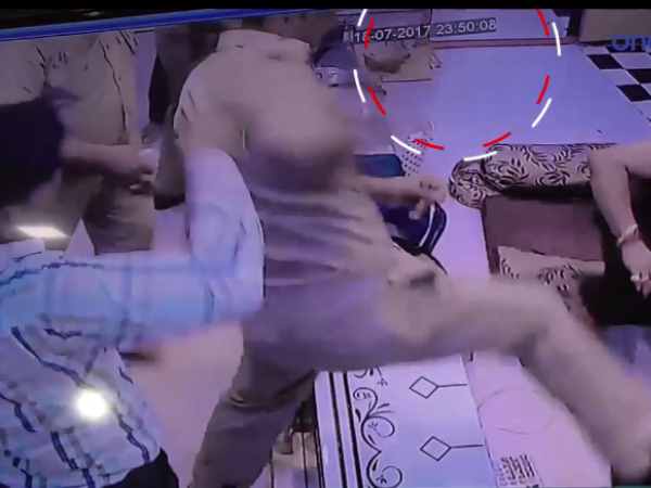 सीसीटीवी में कैद हुई यूपी पुलिस की गुंडई, देखिए वीडियो सीसीटीवी में कैद हुई यूपी पुलिस की गुंडई, देखिए वीडियो