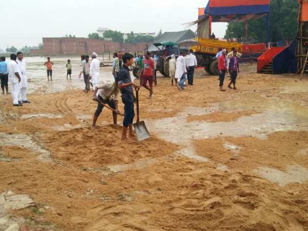 वाराणसी में सीएम योगी के दौरे पर बारिश का साया,बालू का सहारा वाराणसी में सीएम योगी के दौरे पर बारिश का साया,बालू का सहारा