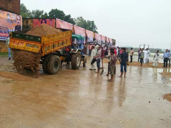 वाराणसी में सीएम योगी के दौरे पर बारिश का साया,बालू का सहारा वाराणसी में सीएम योगी के दौरे पर बारिश का साया,बालू का सहारा