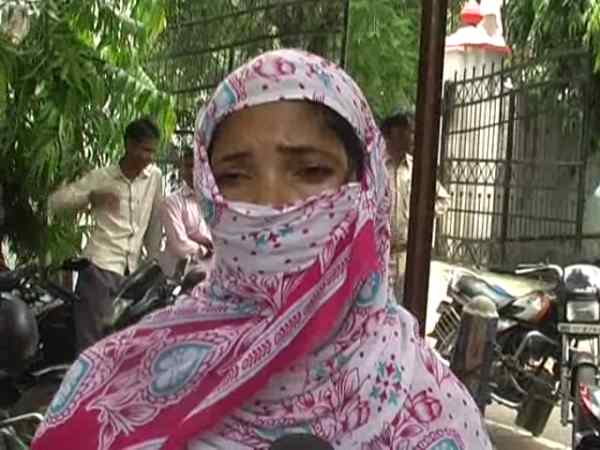 पति को छुड़ाने गई महिला, दरोगा ने कहा- एक रात साथ में सोना पड़ेगा पति को छुड़ाने गई महिला, दरोगा ने कहा- एक रात साथ में सोना पड़ेगा