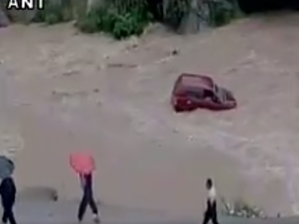 भारी बारिश से असम में 4 लाख लोग फंसे, उत्तराखंड में बही कार, निशंक के काफिले पर गिरा बोल्डर भारी बारिश से असम में 4 लाख लोग फंसे, उत्तराखंड में बही कार, निशंक के काफिले पर गिरा बोल्डर