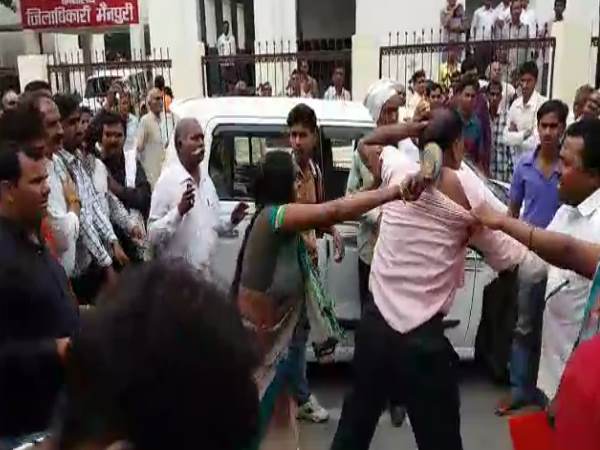 VIDEO: रिटायर्ड फौजी की महिलाओं ने की चप्पलों से पिटाई VIDEO: रिटायर्ड फौजी की महिलाओं ने की चप्पलों से पिटाई