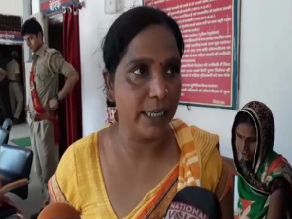 VIDEO: कांग्रेस नेता ने महिलाओं को रायफल की बट से जमकर पीटा VIDEO: कांग्रेस नेता ने महिलाओं को रायफल की बट से जमकर पीटा